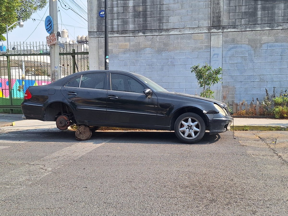 alexaaha's tweet photo. @UCS_GCDMX @ClaraBrugadaM @SSC_CDMX @telediario @nmasforo Calle villa del rosario esquina lateral periférico norte 121,  col. Pradera 2, gam, enfrente de primaria Roberto Oropeza Najera entre aguacate y villa del rosario,es un mercedes benz negro, urge por favor https://t.co/zfN6vR7sXs