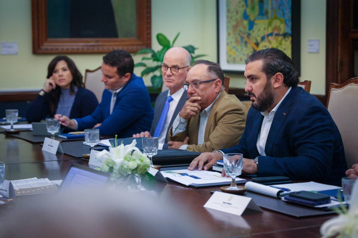 Hoy sostuve una reunión con el zar de Energía, Josué Colón, la directora ejecutiva de la AEE, Mary Carmen Zapata, el secretario de DACO, Hiram Torres Montalvo, así como con líderes del sector energético como Winnie Irizarry Velázquez (Genera Puerto Rico), Iván Báez (Genera Puerto
