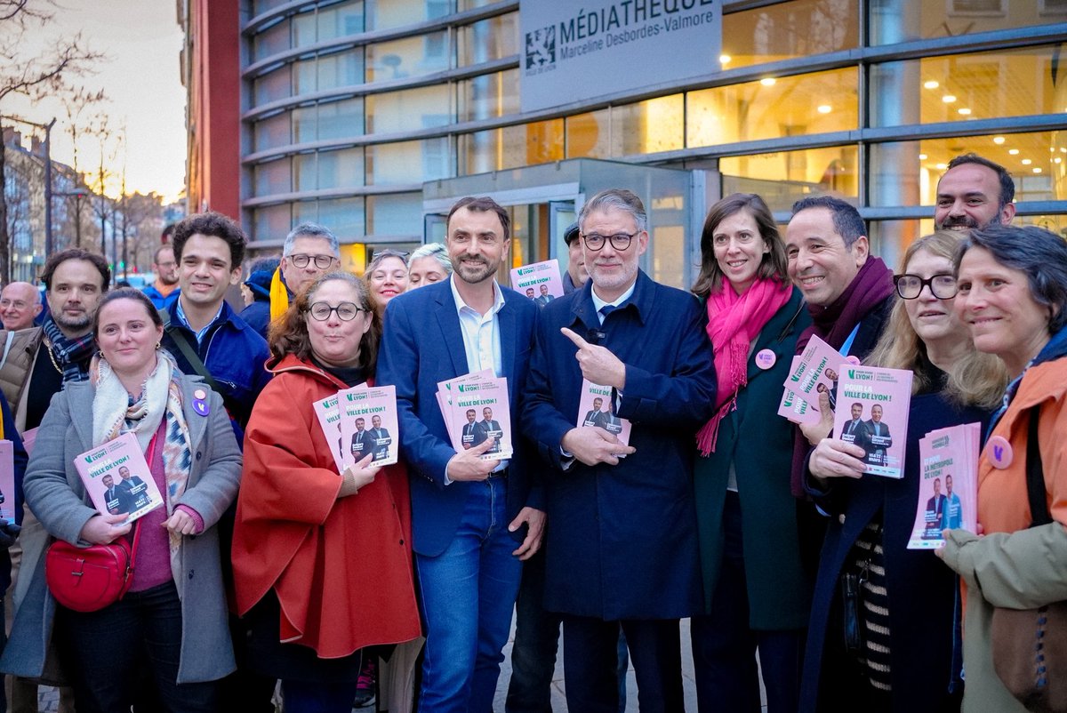 faureolivier's tweet photo. À Lyon, le bilan et la solidité du projet de la gauche unie créent aujourd’hui la dynamique de la victoire.

En tractage avec le socialiste Emmanuel Giraud, tête de liste dans le 9ᵉ arrondissement, et @SandrineRunel, pour continuer à faire de Lyon une ville plus verte et solidaire, plus sûre et juste.

Les 15 et 22 mars, l’union de la gauche est le seul bulletin pour continuer à préparer Lyon à l’avenir.