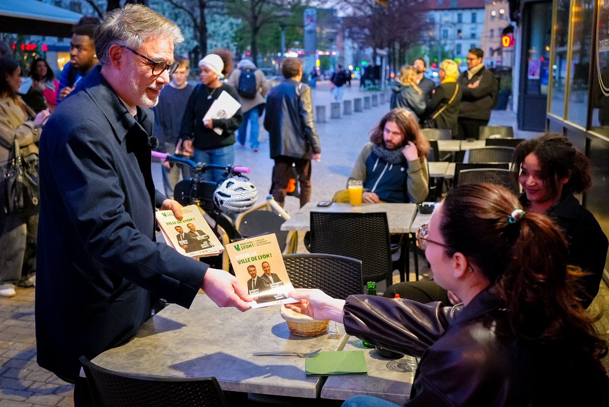 faureolivier's tweet photo. À Lyon, le bilan et la solidité du projet de la gauche unie créent aujourd’hui la dynamique de la victoire.

En tractage avec le socialiste Emmanuel Giraud, tête de liste dans le 9ᵉ arrondissement, et @SandrineRunel, pour continuer à faire de Lyon une ville plus verte et solidaire, plus sûre et juste.

Les 15 et 22 mars, l’union de la gauche est le seul bulletin pour continuer à préparer Lyon à l’avenir.