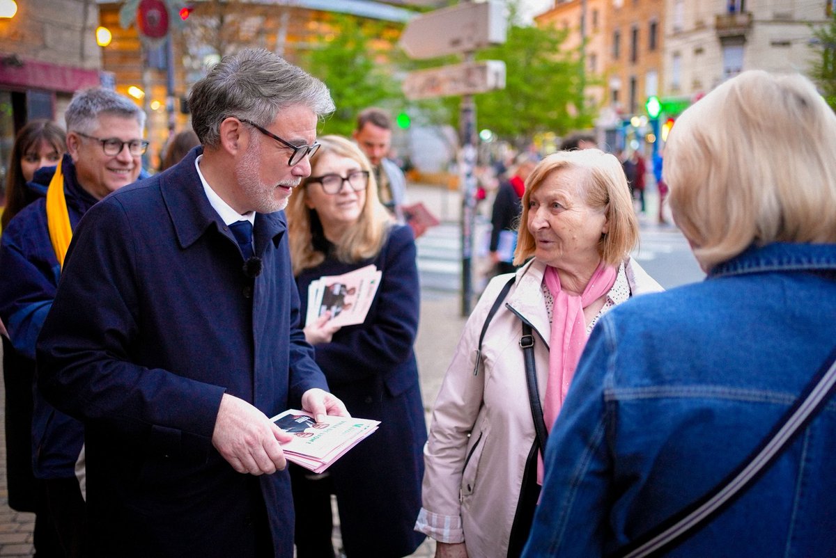 faureolivier's tweet photo. À Lyon, le bilan et la solidité du projet de la gauche unie créent aujourd’hui la dynamique de la victoire.

En tractage avec le socialiste Emmanuel Giraud, tête de liste dans le 9ᵉ arrondissement, et @SandrineRunel, pour continuer à faire de Lyon une ville plus verte et solidaire, plus sûre et juste.

Les 15 et 22 mars, l’union de la gauche est le seul bulletin pour continuer à préparer Lyon à l’avenir.
