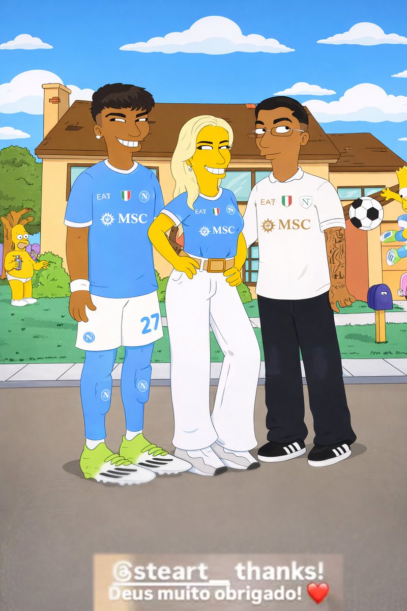 areanapoliit's tweet photo. #Alisson come un personaggio dei @TheSimpsons. Gradito omaggio all'esterno del @SSCNapoli da parte di Stefano Monda #Steart.
Alisson Santos e suo fratello "Tanja" come non li avete mai visti: in versione The Simpsons. Chi, se non Stefano Monda, poteva realizzare un'opera simile? Il noto artista, dopo Sam Beukema ed altri compagni, ha pensato bene di omaggiare anche il numero 27 azzurro.
Un quadretto tanto curioso quanto ben realizzato: 'Steart' lo ha donato al calciatore brasiliano, immortalandolo insieme alla mamma ed al fratello, tutti rigorosamente con la divisa del Napoli. L'esterno ha molto apprezzato il regalo, al punto da ricambiare a sua volta con un presente.
✍️ Maglia autografata da Alisson a Monda. A proposito di maglie, il talento classe 2002 ha voluto consegnare la sua, di maglia, a Stefano Monda, ovviamente autografata. Uno scambio di convenevoli che consentirà ad entrambi di conservare un ricordo molto bello e per nulla banale.