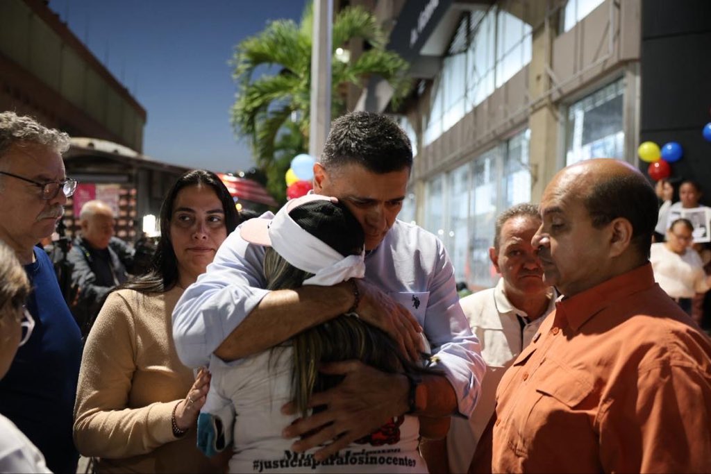 VP_Orlando's tweet photo. Basta del silencio!
Estos son casos que no podemos permitir que se olviden ciudadanos que merecen el acompañamiento de todos los actores del país por ello mi solidaridad con cada familiar de los presos políticos que se mantienen a las afueras de los distintos centros de reclusión https://t.co/MqzLYQMrEr