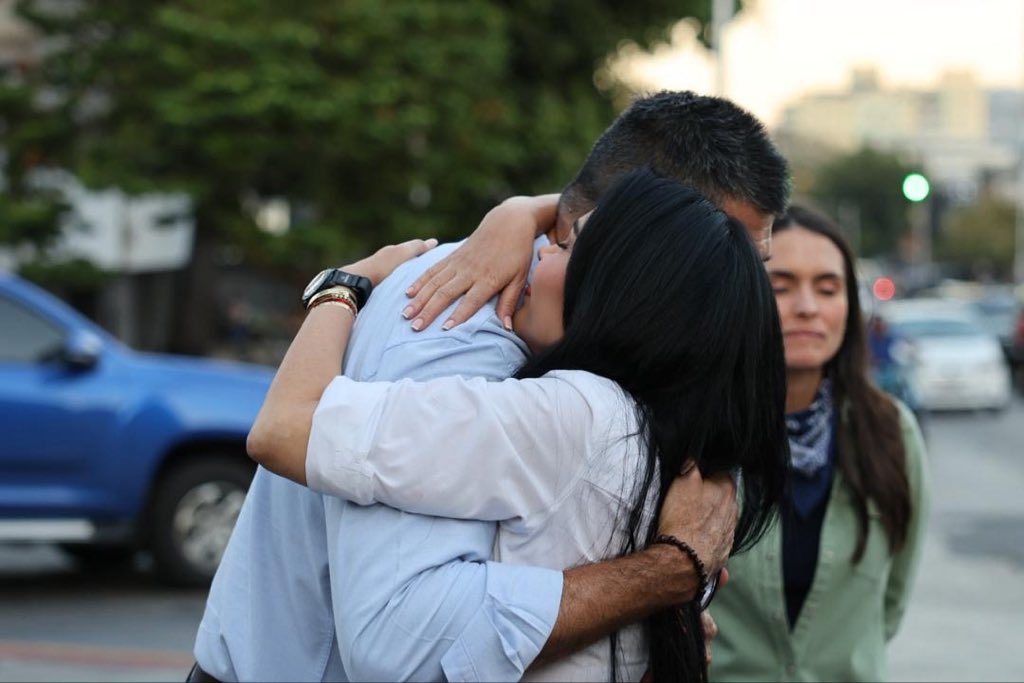VP_Orlando's tweet photo. Basta del silencio!
Estos son casos que no podemos permitir que se olviden ciudadanos que merecen el acompañamiento de todos los actores del país por ello mi solidaridad con cada familiar de los presos políticos que se mantienen a las afueras de los distintos centros de reclusión https://t.co/MqzLYQMrEr