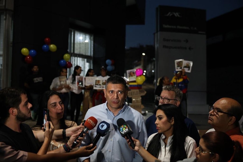 VP_Orlando's tweet photo. Basta del silencio!
Estos son casos que no podemos permitir que se olviden ciudadanos que merecen el acompañamiento de todos los actores del país por ello mi solidaridad con cada familiar de los presos políticos que se mantienen a las afueras de los distintos centros de reclusión https://t.co/MqzLYQMrEr