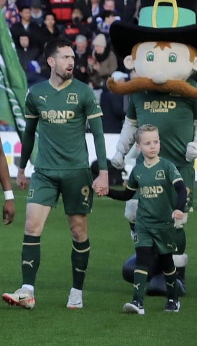 MaslenJonesD's tweet photo. Hi Ryan ⁦@Ryanhardie9⁩  this is the shirt if there is some way we could see you when you come down next week, thanks Mate and hope things are working out at Huddersfield, we all miss you Dave https://t.co/d6wFysqlYs