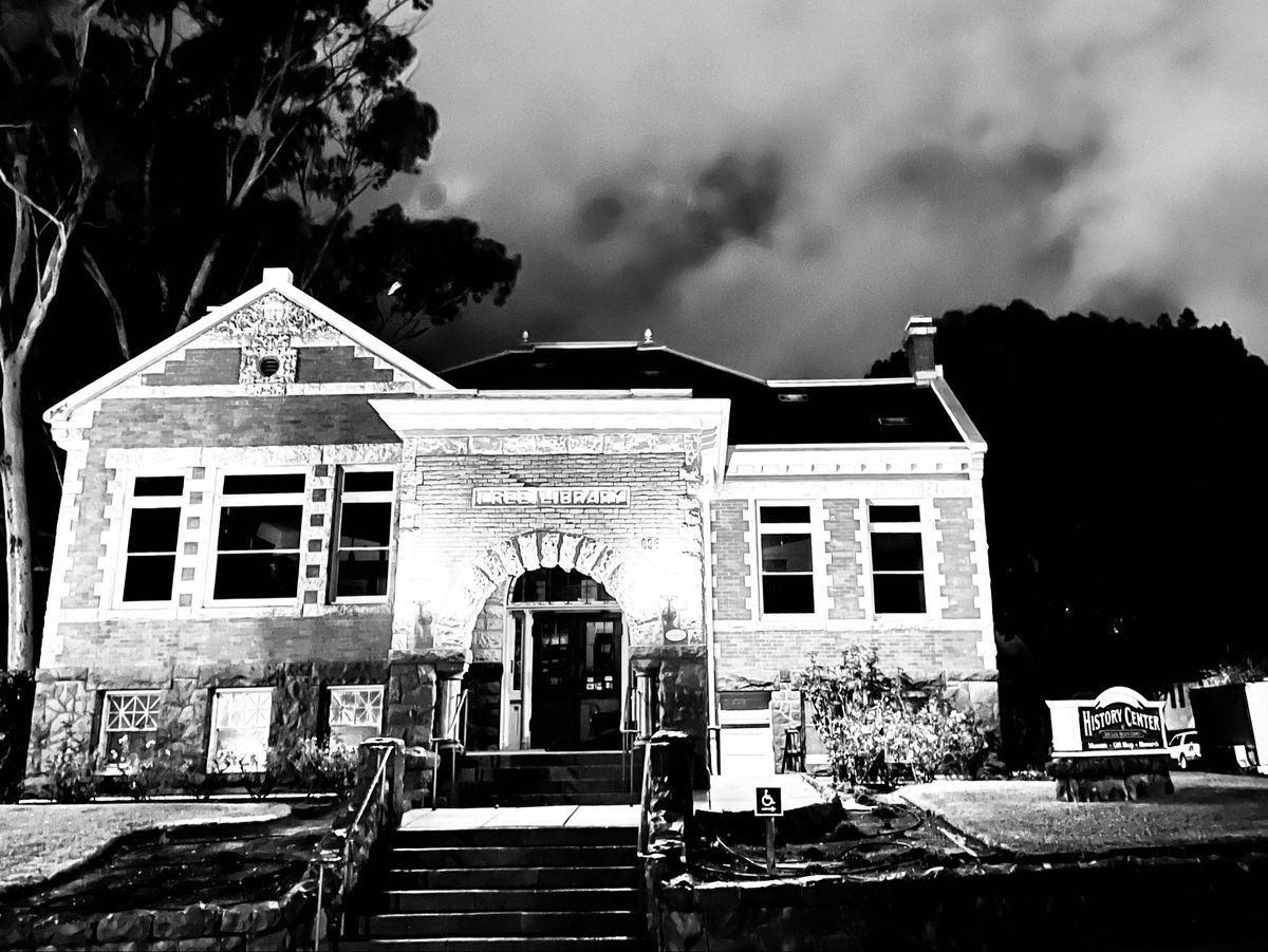 WildDevice's tweet image. The last house on the left 
A late night walk home past the museum 

#ghoststories #Sundowns #blackandwhite #photography