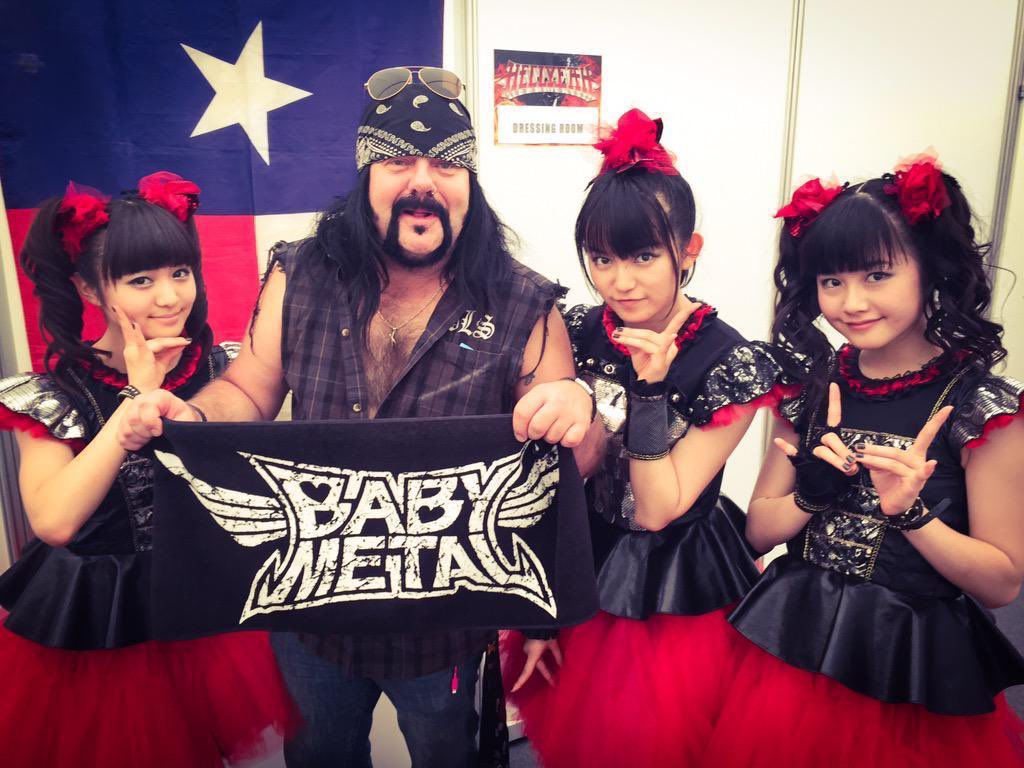 busy_metal's tweet photo. Happy Birthday #VinniePaul‼️🎂🎊🥁
元 #PANTERA #DAMAGEPLAN のドラマーで #DimebagDarrell🎸の実兄
ヴィニー率いる #HELLYEAH は ‘17年に #BABYMETAL の🇺🇸LAでのヘッドライナーショウでオープニングを務めてくれたんですよね‼️🤘🦊🤘 https://t.co/6FDWGd0ZLV