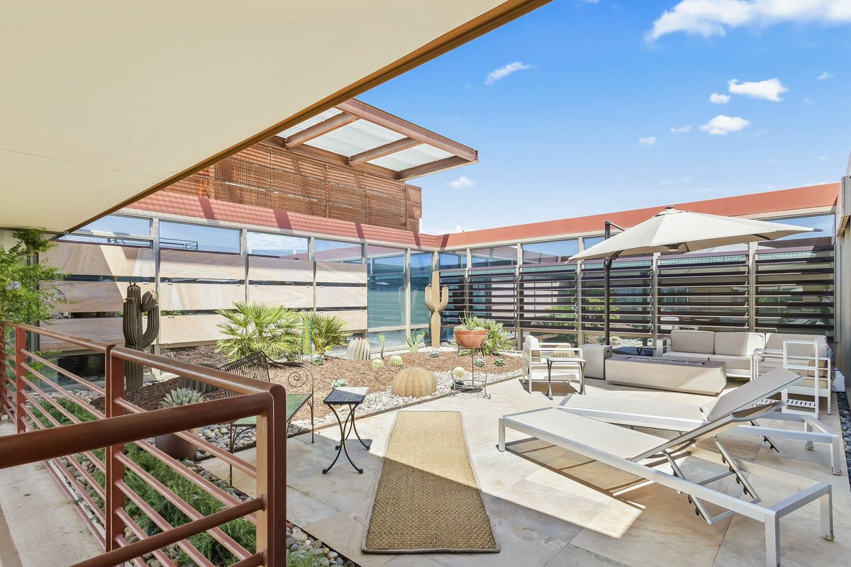 localluxuryre's tweet image. Penthouse living within Optima Camelview Village. Natural light fills the interiors, highlighting polished stone floors and contemporary finishes.

Recently repositioned at $1.55M ⬇️

#optima #scottsdalearizona #penthouseliving #localluxury #arizonarealestate