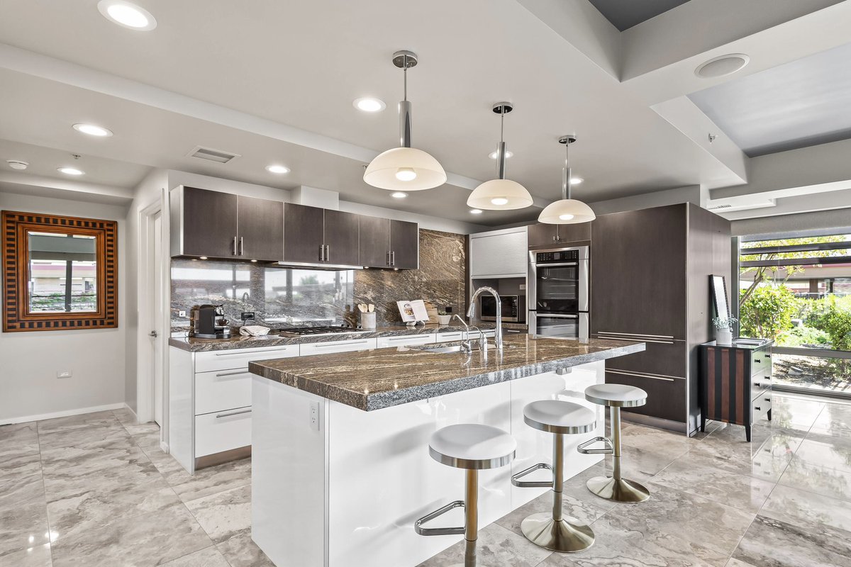 localluxuryre's tweet image. Penthouse living within Optima Camelview Village. Natural light fills the interiors, highlighting polished stone floors and contemporary finishes.

Recently repositioned at $1.55M ⬇️

#optima #scottsdalearizona #penthouseliving #localluxury #arizonarealestate