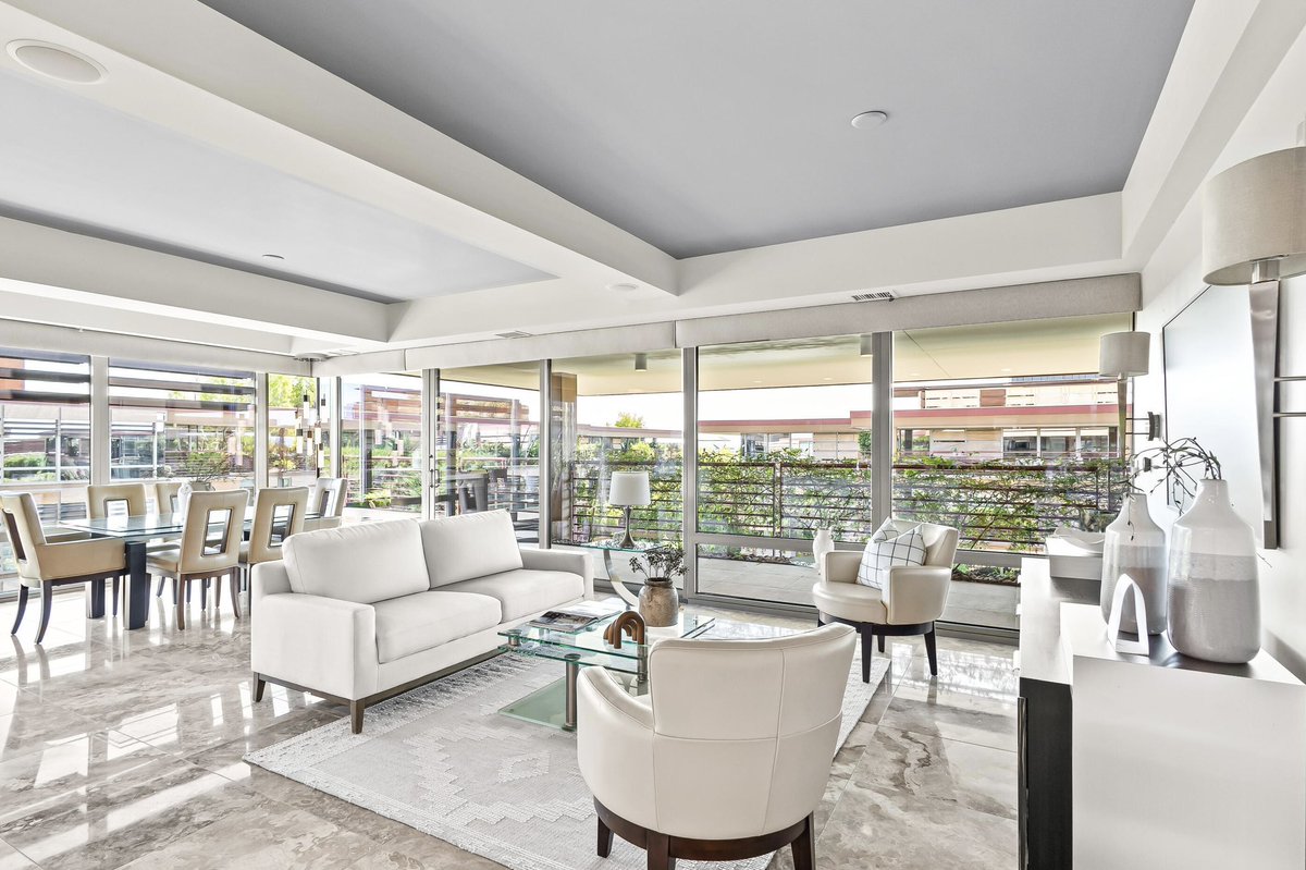 localluxuryre's tweet image. Penthouse living within Optima Camelview Village. Natural light fills the interiors, highlighting polished stone floors and contemporary finishes.

Recently repositioned at $1.55M ⬇️

#optima #scottsdalearizona #penthouseliving #localluxury #arizonarealestate