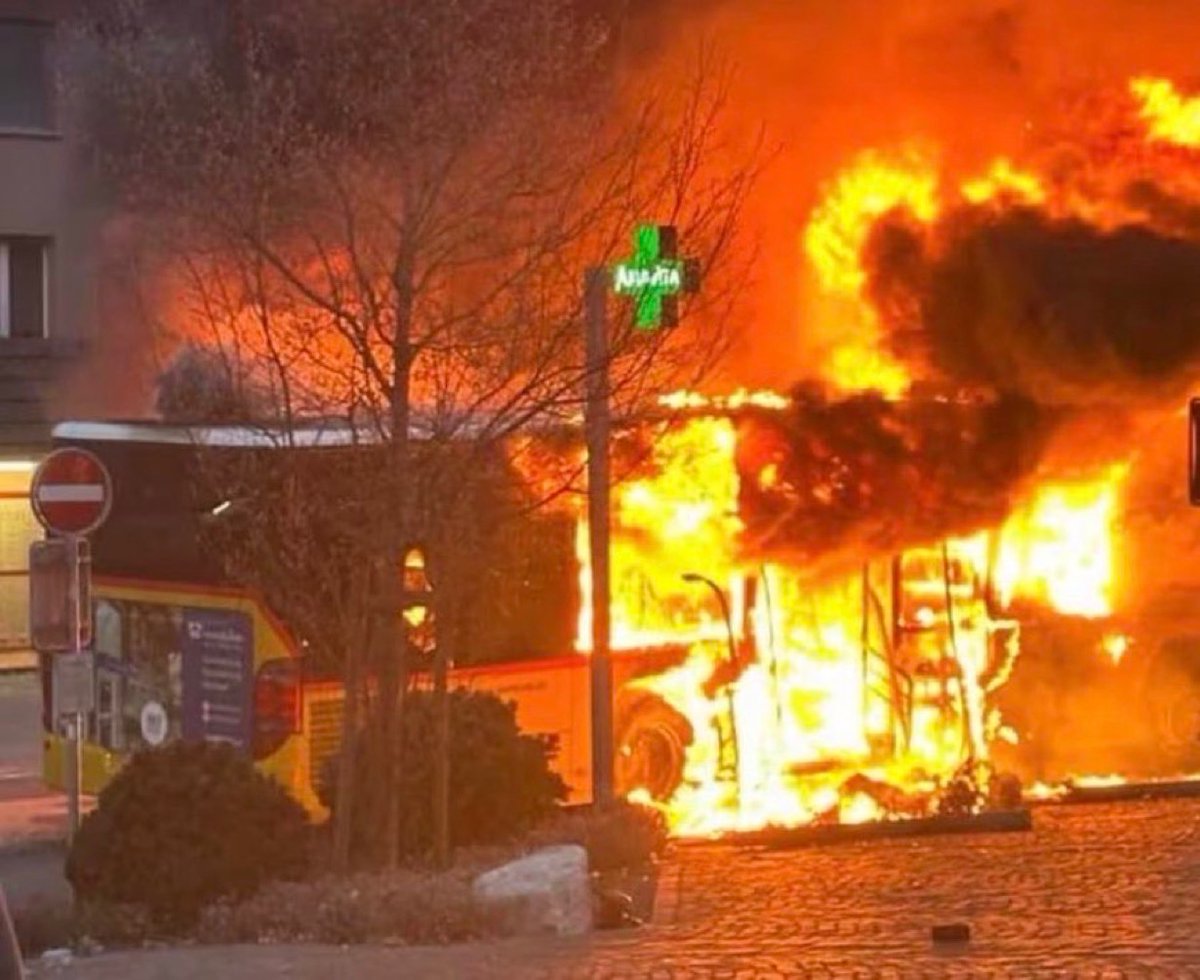 🇨🇭 | Un hombre incendió intencionalmente un autobús en Kerzers, Suiza.

El ataque dejó al menos seis personas muertas.