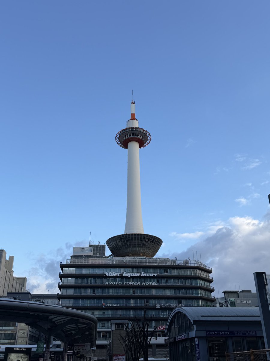 kyoto_city_k's tweet image. 先日の京都の朝散歩
壁面緑化がすごいヨドバシカメラ京都と
京都タワーです
壁一面緑化をキレイに見せるのは難しそう
ですが、ヨドバシはうまく育ててますね
京都タワーはいつものごとく青空に映えます
#kyoto #tower #yodobashi #みどり #nidec