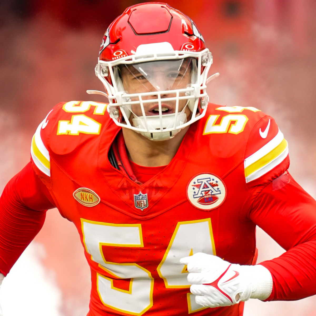 NFL_DovKleiman's tweet photo. 𝗕𝗿𝗲𝗮𝗸𝗶𝗻𝗴: Former Chiefs LB Leo Chenal is signing with the Commanders on a 3-year $24.75M deal, per @Schultz_Report https://t.co/qwRIh2s2lm