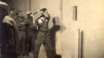 Aniversario 67 de que el Comandante Camilo Cienfuegos asestó el  primer golpe  contra el muro del que fuera el  Campamento de Columbia, principal fortaleza de la dictadura batistiana, hoy Ciudad Escolar Libertad. 
#CubaViveEnSuHistoria