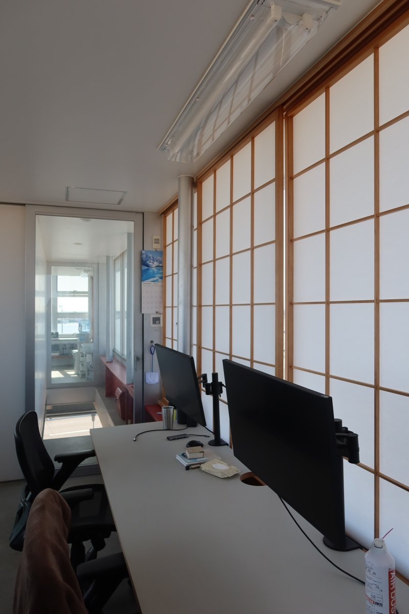 taroigarashi's tweet photo. 名取市にて、小俣裕亮さんが設計した閖上のオフィスを見学。被災直後の一階がぶち抜かれた建築を思いだすが、高床ピロティにすることで、防潮堤に邪魔されない風景を獲得。軟弱基盤ゆえに、15mの杭を打つが、その上部5mを柱として露出する。微妙なパースを効かせた内部も、構造の梁が什器と関わる。 https://t.co/T59aVF3Q74