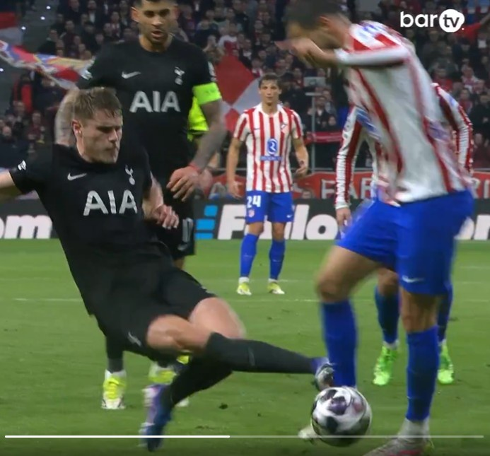 FlorentimoPere1's tweet photo. @Atleti con 4-0, con 0-2 o con 0-0....

esto es ROJA DIRECTA clarísima! https://t.co/GH63WBInGs