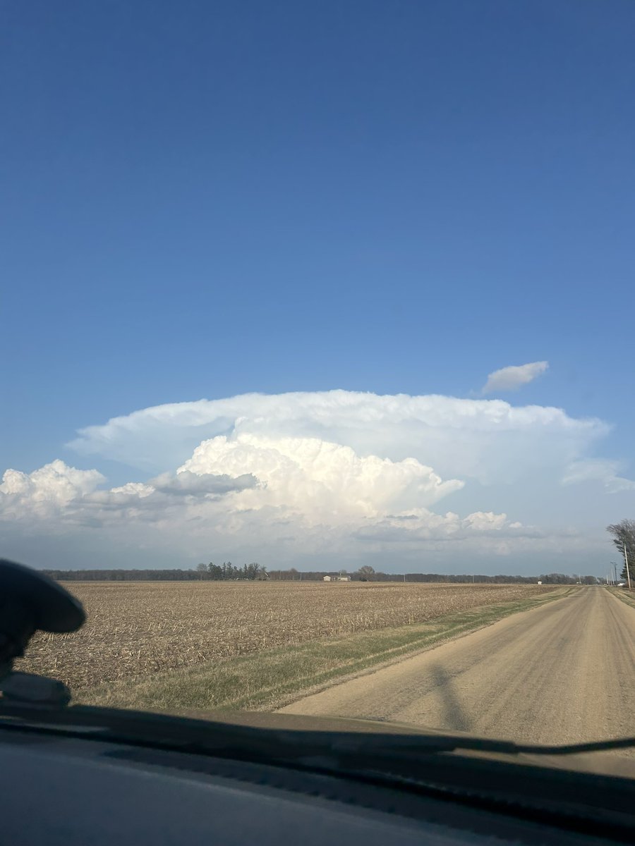 Kentucky_WX's tweet photo. Unreal view of supercell near IL/IN border! #ILwx #INwx https://t.co/DuEXGbpMdz