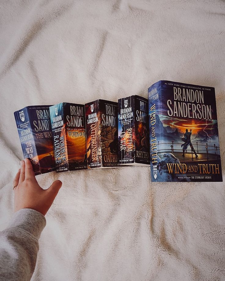 feyresarchive's tweet photo. george r. r. martin or brandon sanderson https://t.co/nS6SCr9R31