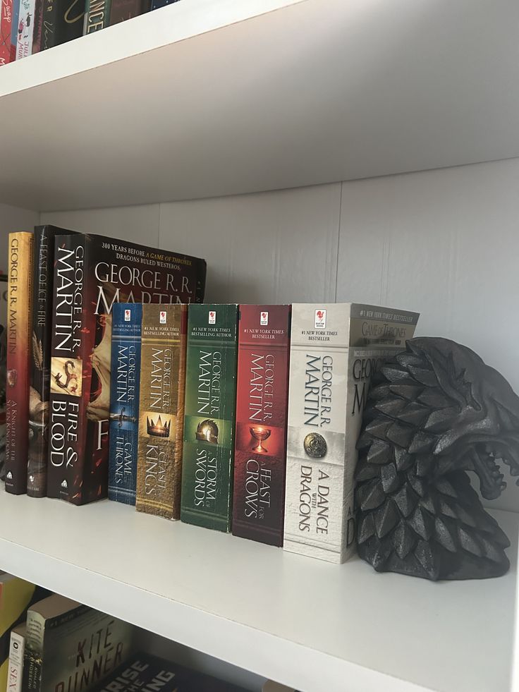 feyresarchive's tweet photo. george r. r. martin or brandon sanderson https://t.co/nS6SCr9R31