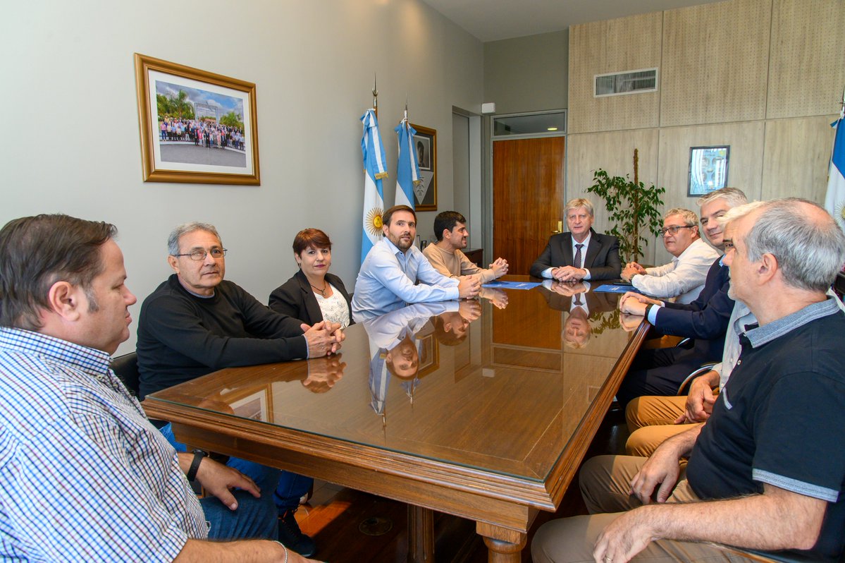 ALIANZA ESTRATÉGICA PARA FORTALECER LA CONECTIVIDAD EN LA PAMPA

Seguimos consolidando nuestro modelo de telecomunicaciones junto a las cooperativas y las PyMEs pampeanas.

Firmamos dos convenios estratégicos con los titulares de las cooperativas Manuel Simpson (CPE) y Miguel