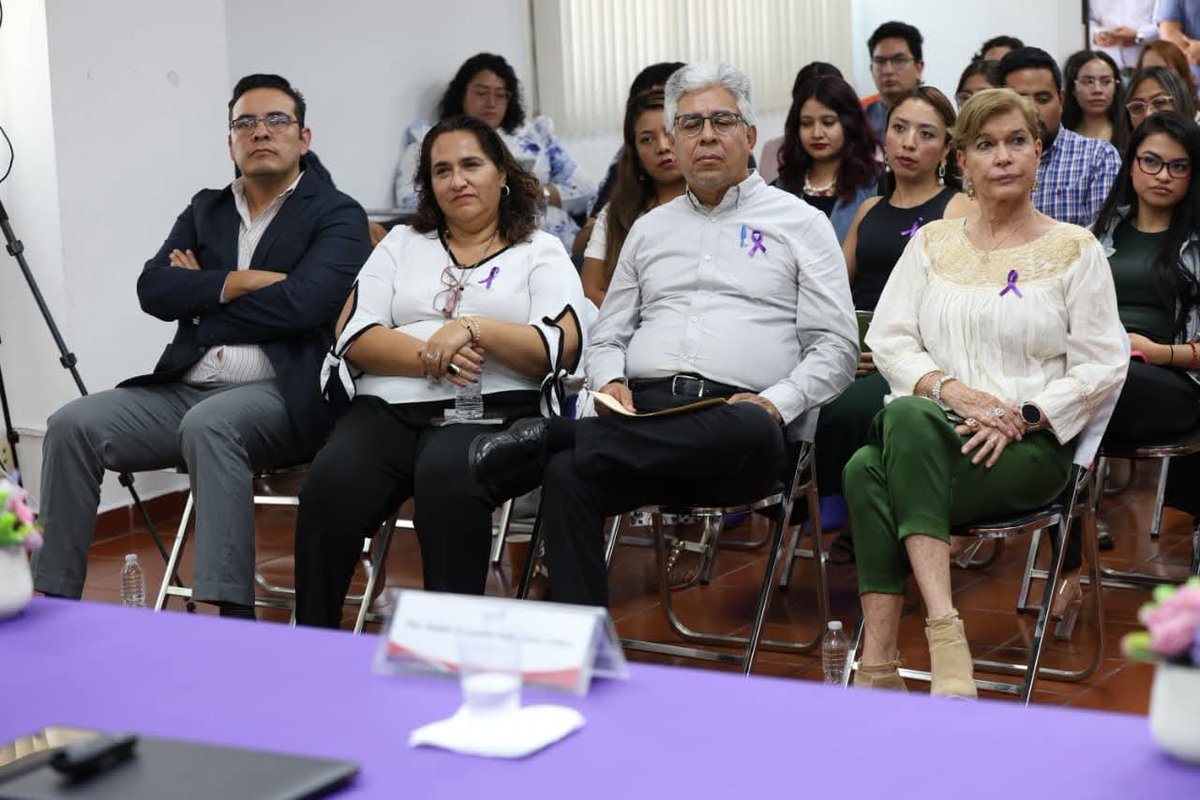 impepac's tweet photo. Personal del @Impepac  participó en una capacitación sobre habilidades socioemocionales impartida por el psicólogo Rubén Alejandro Ballesteros, con el acompañamiento de las consejerías de este órgano electoral. 
Un espacio para fortalecer el bienestar laboral y la empatía.🤝🧠📚 https://t.co/P5Rsgn3MtT