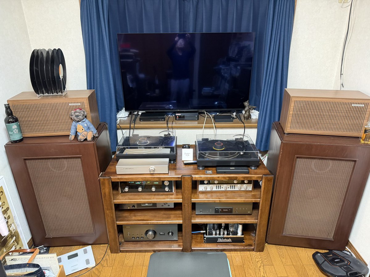 1969top's tweet photo. MC30X2発
MC240からの更新
MC275と比較試聴
高能率のスピーカー(130A+175)には、30WX2=60Wでも有り余るパワーと、トランスとのバランスにも余裕がある。
MC275は、大ホールの中央にいる様な音の拡がりがあるのに比べて、MC30はライブハウスの前席でピンポイントで聴いている様な臨場感がある。 https://t.co/CUlC0MAyhN