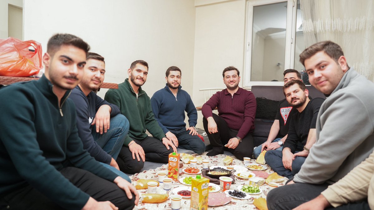 avmustafadurmus's tweet photo. AK Parti Gaziantep Milletvekilimiz Mesut Bozatlı’nın katılımlarıyla üniversiteli genç kardeşlerimizle sahur sofrasında bir araya geldik. 🌙

Gençlerimizin gündeme dair düşüncelerini paylaştığı, karşılıklı fikir alışverişlerinin yapıldığı samimi bir sahur buluşması gerçekleştirdik.😍

Ramazan’ın bereketi ve gençliğin enerjisiyle geçen bu anlamlı sahur buluşması için tüm genç kardeşlerimize teşekkür ediyorum.😊

@avyusufibis 
@mesutbozatli
@FurkanKusari
@uniak_gaziantep