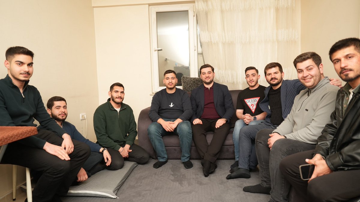 AK Parti Gaziantep Milletvekilimiz Mesut Bozatlı’nın katılımlarıyla üniversiteli genç kardeşlerimizle sahur sofrasında bir araya geldik. 🌙

Gençlerimizin gündeme dair düşüncelerini paylaştığı, karşılıklı fikir alışverişlerinin yapıldığı samimi bir sahur buluşması
