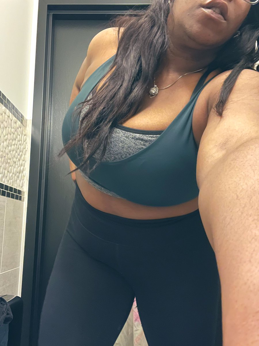 GardenGuRlyeee's tweet image. 🎀✨🍃💨And now we Yoga...but first 💨🍃✨🎀
#selfcare #metime #letsmokeaboutit #yoga #gardengirlie