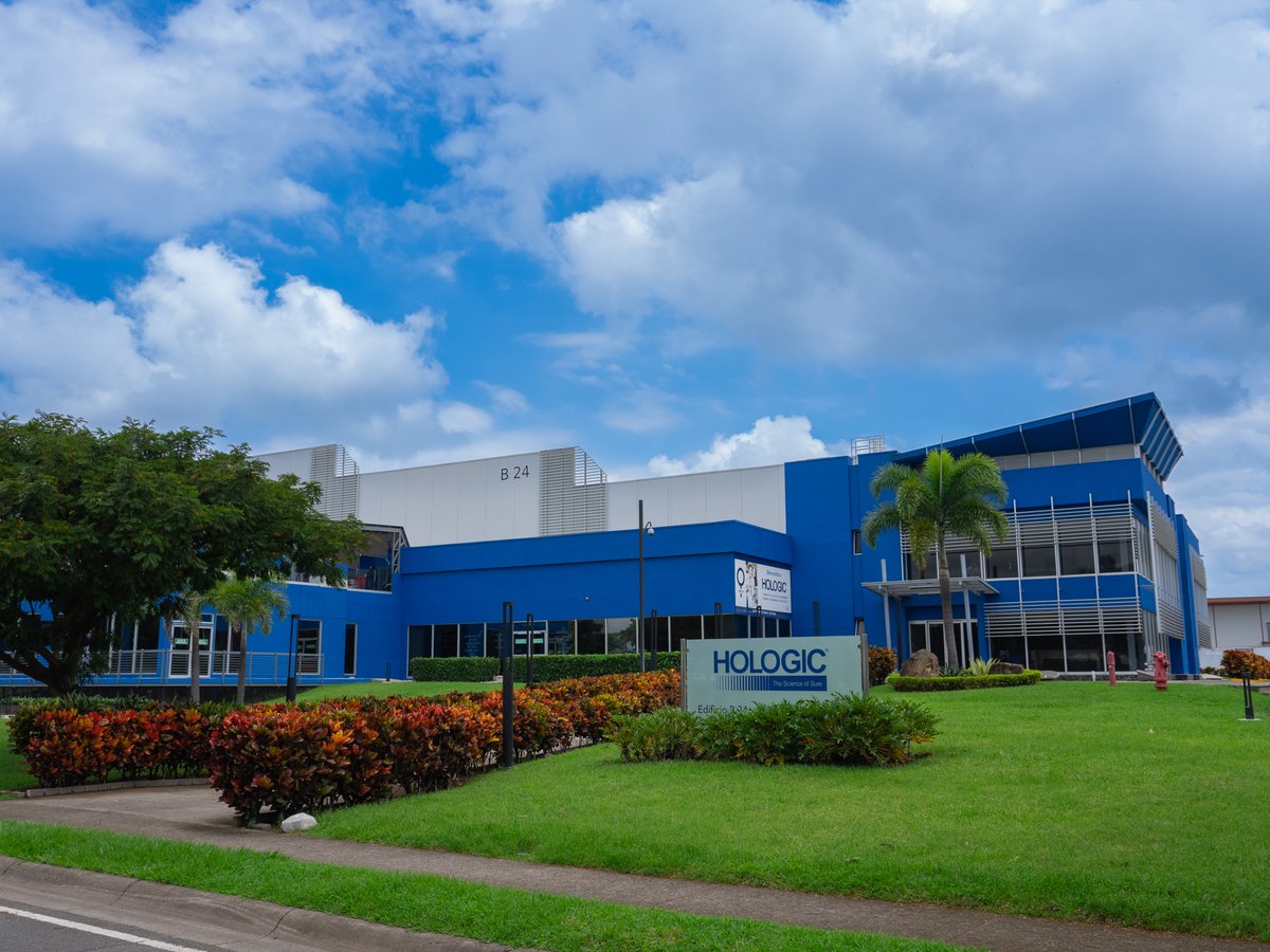 CoyolFreeZone's tweet photo. En Coyol Free Zone, brindamos un entorno empresarial ideal, diseñado para apoyar la manufactura avanzada en múltiples industrias de alto valor. A continuación, destacamos nuestros Edificios del Mes:​

​1. Establishment Labs – Sulàyöm Campus de Innovación (Edificio Stand-alone I desde 2009)​

➜ Compañía global de tecnología médica enfocada en la salud femenina, conocida por sus implantes mamarios, comercializados en más de 85 países alrededor del mundo.​
 ➜ Sulàyöm Campus de Innovación es un edificio de última generación con 9.300 m² que integra manufactura avanzada, investigación y educación médica bajo el marco de una certificación LEED Gold (Leadership in Energy and Environmental Design por sus siglas en inglés).​
➜ Desde Coyol Free Zone, la empresa abastece más de la mitad de la demanda global de sus productos, atendiendo mercados internacionales clave.​

2. Riverpoint Medical – Planta de Manufactura (Edificio Multitenat I desde 2023)​

➜ Edificio de manufactura especializada dedicada al diseño y desarrollo de fibras ortopédicas con 4.000 m² que incluye dos cuartos limpios certificados y un diseño centrado en las personas.​
➜ Abastece los mercados de medicina deportiva, ortopedia y cirugía cardiovascular, exportando a más de 90 países.​

3. Hologic –  Planta de Manufactura y Servicios Compartidos ( Edificio Stand-alone I desde 2007)​

➜ Líder global en tecnologías médicas para la salud femenina, enfocado en dispositivos quirúrgicos y sistemas de diagnóstico. Como la primera empresa en establecer operaciones en Coyol Free Zone, ha construido un legado de excelencia de larga trayectoria dentro del parque.​
➜ Sus operaciones han evolucionado desde la manufactura avanzada hacia un campus integral que incluye servicios financieros compartidos que apoyan operaciones en Estados Unidos y Canadá.​
➜ Reconocida con el Premio Shingo por su cultura de excelencia operacional, innovación y prácticas de sostenibilidad, esta organización ejemplifica los estándares de clase mundial en manufactura.​

Descubra más sobre las empresas que operan en Coyol Free Zone en ➡️ https://t.co/BU2eSFftnw​

*Cada imagen corresponde al proyecto listado en el mismo orden anterior.​

#CoyolFreeZone #DiseñadoParaInnovar