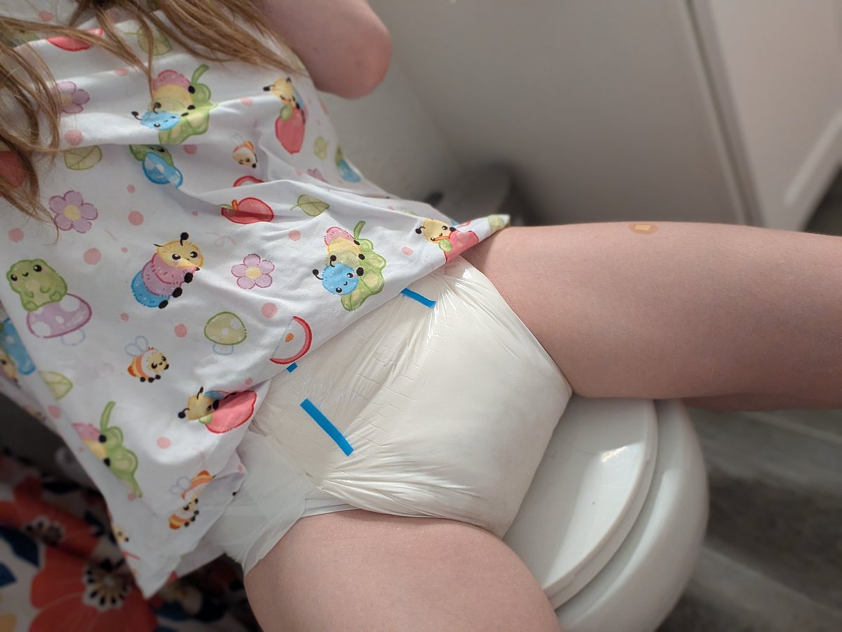 OneSpicyPixie's tweet photo. showin the toilet whose boss 😈 https://t.co/xKGgUrGz88