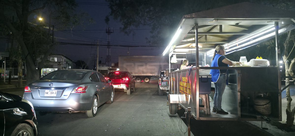 CITADINO40's tweet photo. @GobTlaquepaque @VinculacionT @CitlalliAmaya DENUNCIA DE ESTE PUESTO DE COMIDA, OBSTRUYENDO CARRIL DE DERECHA CON SENTIDO A REAL DE COLIIMA Y BAHIA DE LOS SANTOS,  URGE ATIENDAN ESTA PETICIÓN EN CALIDAD DE URGENTE, GRACIAS. https://t.co/zRRokFT4nL