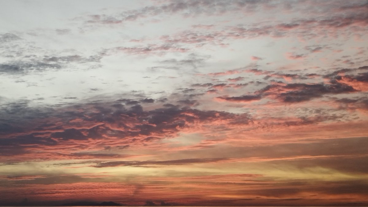 Y así va el atardecer de hoy. Dios siempre creando sus pinceladas.
#Atardecer
#Caracas
#Cielo