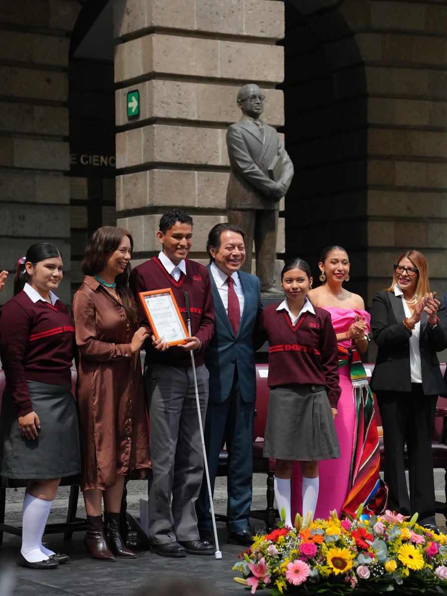 mario_delgado's tweet photo. ¡En el #BachilleratoNacional estamos de fiesta!
Celebramos el 35 Aniversario de la creación de los #CECyTEs. Agradecemos su compromiso con la educación media superior y por ser un pilar en la formación de miles de jóvenes en todo el país.
A la par, felicitamos a la #DGETI por recibir la acreditación como entidad de certificación y evaluación del @ConocerMx. Lo que le permitirá dar validez a los conocimientos de las futuras y futuros líderes técnicos.
Además, festejamos la firma del Convenio de Libre Tránsito entre la DGETI, el CECyTE y el TecNM; que garantiza la vinculación académica y la continuidad de los estudiantes de bachillerato hacia la educación superior.
Cumplimos con el compromiso de impulsar el derecho a la educación de las juventudes, como nos lo ha instruido nuestra presidenta @Claudiashein