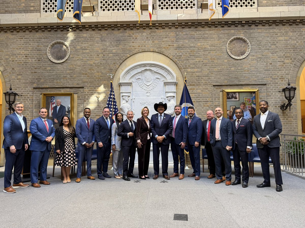 Bruce_LeVell's tweet image. Strong day of partnership and collaboration with @USDA leadership and members of North Carolina’s powerful agricultural delegation. Proud to work together in support of America’s farmers and rural communities. 🇺🇸 #MAHA 
@SecRollins