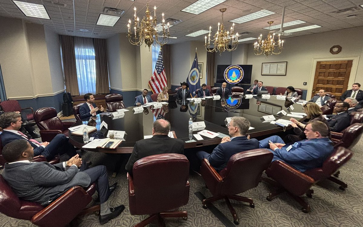 Bruce_LeVell's tweet image. Strong day of partnership and collaboration with @USDA leadership and members of North Carolina’s powerful agricultural delegation. Proud to work together in support of America’s farmers and rural communities. 🇺🇸 #MAHA 
@SecRollins