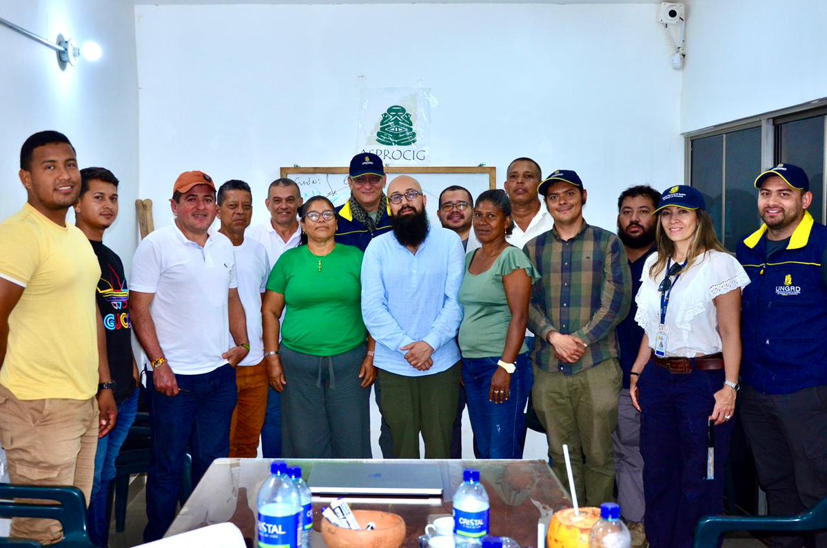 UNGRD's tweet photo. UNGRD fortalece el trabajo con las comunidades

El director de la UNGRD, @CarlosCarrilloA, visitó la asociación comunitaria ASPROCIG, en #Córdoba. Junto a su equipo técnico escuchó a las comunidades para fortalecer su capacidad de respuesta frente a las emergencias.

Durante el encuentro se destacó la importancia de integrar el conocimiento de campesinos y pescadores del pueblo Sinú en las decisiones sobre ordenamiento territorial y gestión del agua.