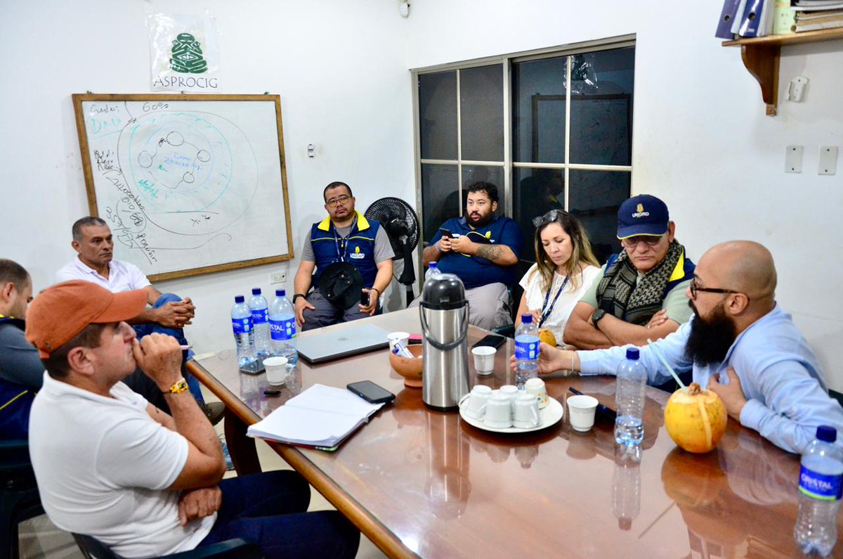 UNGRD's tweet photo. UNGRD fortalece el trabajo con las comunidades

El director de la UNGRD, @CarlosCarrilloA, visitó la asociación comunitaria ASPROCIG, en #Córdoba. Junto a su equipo técnico escuchó a las comunidades para fortalecer su capacidad de respuesta frente a las emergencias.

Durante el encuentro se destacó la importancia de integrar el conocimiento de campesinos y pescadores del pueblo Sinú en las decisiones sobre ordenamiento territorial y gestión del agua.