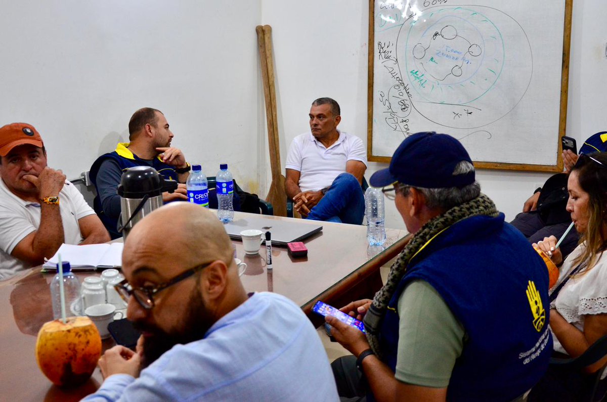 UNGRD's tweet photo. UNGRD fortalece el trabajo con las comunidades

El director de la UNGRD, @CarlosCarrilloA, visitó la asociación comunitaria ASPROCIG, en #Córdoba. Junto a su equipo técnico escuchó a las comunidades para fortalecer su capacidad de respuesta frente a las emergencias.

Durante el encuentro se destacó la importancia de integrar el conocimiento de campesinos y pescadores del pueblo Sinú en las decisiones sobre ordenamiento territorial y gestión del agua.