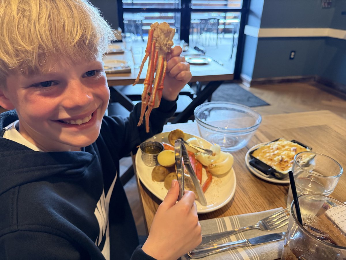 ejgrybowski's tweet photo. @JimmysSeafood @GuyFieri @TonyMinadakis We stopped by on our way back from a soccer tournament.  Awesome place!  Loved the giant crab cakes and my son loved his snow crab.  Thanks for the great lunch.  Oh, and GFY!  🤣 https://t.co/lA4H1W9qFW