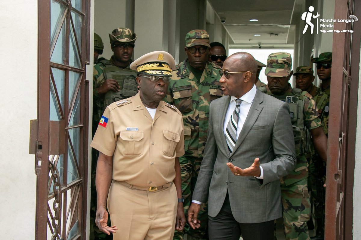 MarcheLongue's tweet photo. Le Ministre de la Défense, Mario Andrésol, a effectué ce mardi sa première visite au Grand Quartier Général des Forces Armées d’Haïti (FAD’H), où il a rencontré le Haut État-Major.

Cette démarche s’inscrit dans le cadre de la mission qui lui a été confiée visant la restructuration et le renforcement de l’institution militaire. À cette occasion, le ministre a participé à une réunion d’évaluation afin de mieux cerner les besoins du personnel et les priorités opérationnelles des FAD’H.

À l’issue de cette rencontre, plusieurs instructions ont été transmises aux officiers supérieurs, notamment en vue de renforcer la discipline et l’organisation des troupes, parmi lesquelles :
- l’uniformisation stricte de la tenue des militaires ;
- l’identification claire des véhicules militaires, notamment à travers des plaques d'immatriculation désignées. 

Cette visite marque une première étape dans la dynamique de réorganisation institutionnelle et de consolidation des capacités des Forces Armées d’Haïti.

#MarcheLongueMedia