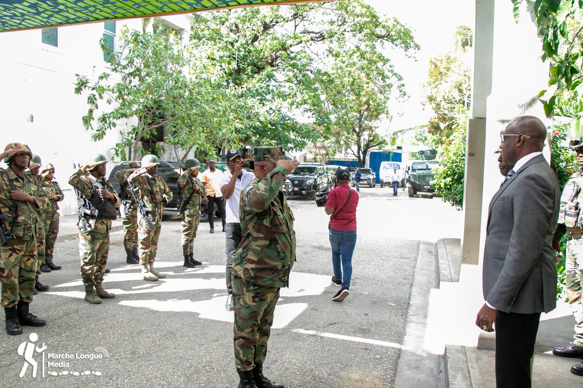 MarcheLongue's tweet photo. Le Ministre de la Défense, Mario Andrésol, a effectué ce mardi sa première visite au Grand Quartier Général des Forces Armées d’Haïti (FAD’H), où il a rencontré le Haut État-Major.

Cette démarche s’inscrit dans le cadre de la mission qui lui a été confiée visant la restructuration et le renforcement de l’institution militaire. À cette occasion, le ministre a participé à une réunion d’évaluation afin de mieux cerner les besoins du personnel et les priorités opérationnelles des FAD’H.

À l’issue de cette rencontre, plusieurs instructions ont été transmises aux officiers supérieurs, notamment en vue de renforcer la discipline et l’organisation des troupes, parmi lesquelles :
- l’uniformisation stricte de la tenue des militaires ;
- l’identification claire des véhicules militaires, notamment à travers des plaques d'immatriculation désignées. 

Cette visite marque une première étape dans la dynamique de réorganisation institutionnelle et de consolidation des capacités des Forces Armées d’Haïti.

#MarcheLongueMedia