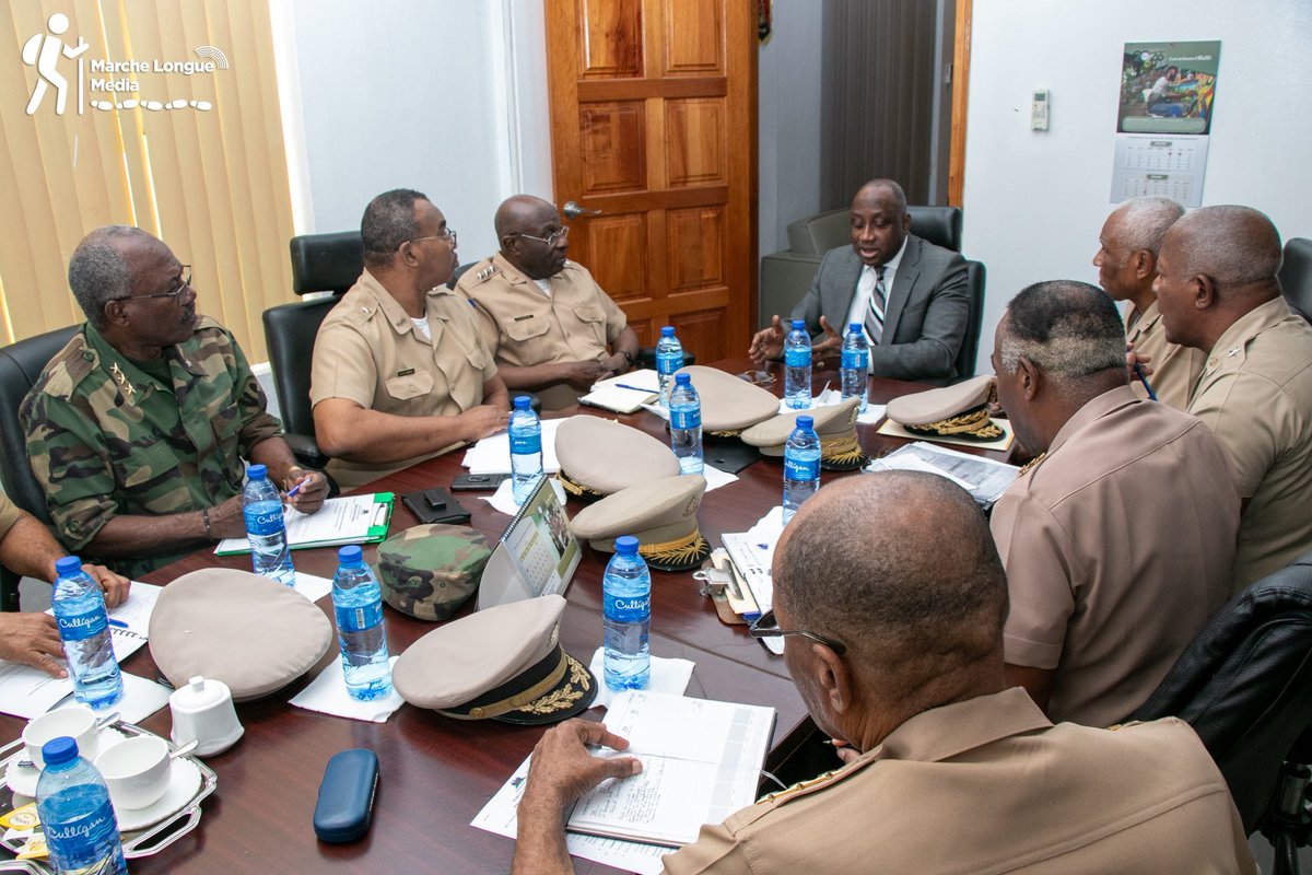 MarcheLongue's tweet photo. Le Ministre de la Défense, Mario Andrésol, a effectué ce mardi sa première visite au Grand Quartier Général des Forces Armées d’Haïti (FAD’H), où il a rencontré le Haut État-Major.

Cette démarche s’inscrit dans le cadre de la mission qui lui a été confiée visant la restructuration et le renforcement de l’institution militaire. À cette occasion, le ministre a participé à une réunion d’évaluation afin de mieux cerner les besoins du personnel et les priorités opérationnelles des FAD’H.

À l’issue de cette rencontre, plusieurs instructions ont été transmises aux officiers supérieurs, notamment en vue de renforcer la discipline et l’organisation des troupes, parmi lesquelles :
- l’uniformisation stricte de la tenue des militaires ;
- l’identification claire des véhicules militaires, notamment à travers des plaques d'immatriculation désignées. 

Cette visite marque une première étape dans la dynamique de réorganisation institutionnelle et de consolidation des capacités des Forces Armées d’Haïti.

#MarcheLongueMedia