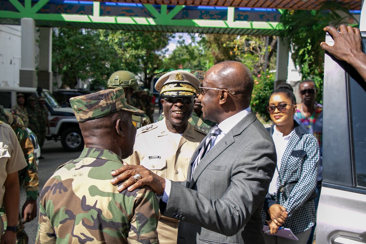 MarcheLongue's tweet photo. Le Ministre de la Défense, Mario Andrésol, a effectué ce mardi sa première visite au Grand Quartier Général des Forces Armées d’Haïti (FAD’H), où il a rencontré le Haut État-Major.

Cette démarche s’inscrit dans le cadre de la mission qui lui a été confiée visant la restructuration et le renforcement de l’institution militaire. À cette occasion, le ministre a participé à une réunion d’évaluation afin de mieux cerner les besoins du personnel et les priorités opérationnelles des FAD’H.

À l’issue de cette rencontre, plusieurs instructions ont été transmises aux officiers supérieurs, notamment en vue de renforcer la discipline et l’organisation des troupes, parmi lesquelles :
- l’uniformisation stricte de la tenue des militaires ;
- l’identification claire des véhicules militaires, notamment à travers des plaques d'immatriculation désignées. 

Cette visite marque une première étape dans la dynamique de réorganisation institutionnelle et de consolidation des capacités des Forces Armées d’Haïti.

#MarcheLongueMedia