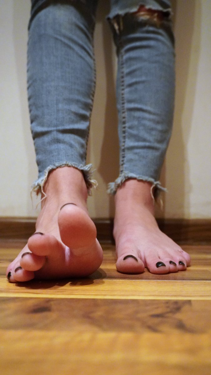 FootGoddessMia1's tweet photo. 👑 https://t.co/8dBYvv5gID