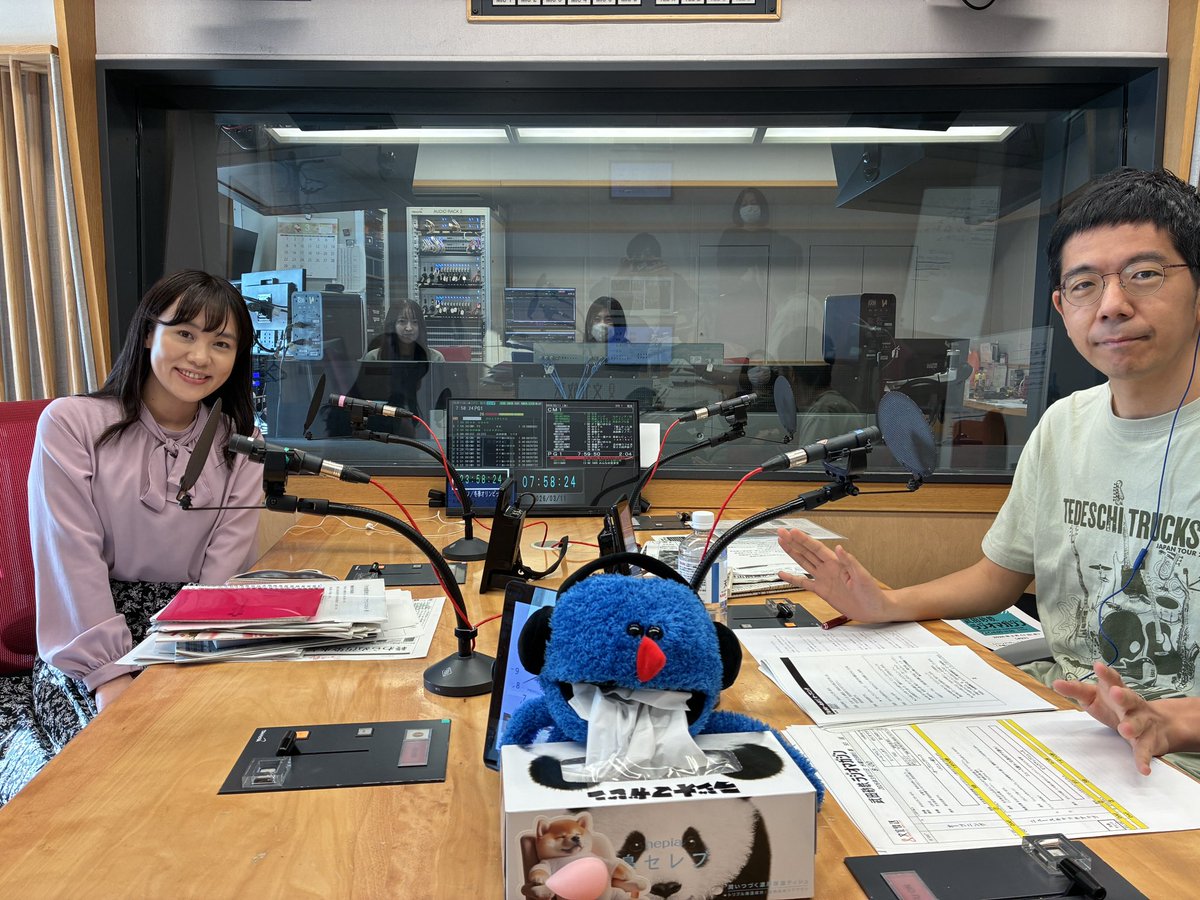 rm_joqr's tweet photo. ８時です☀

#ラジオマガジン ９３回目のオンエア

メールテーマは
「サインもらっちゃった！」

砂鉄さんの新刊にサインを入れてもらってはしゃいでいるテッシーさんを見て、このテーマになりました🐰

メールは rm@joqr.net https://t.co/kTqAvZ5dB6