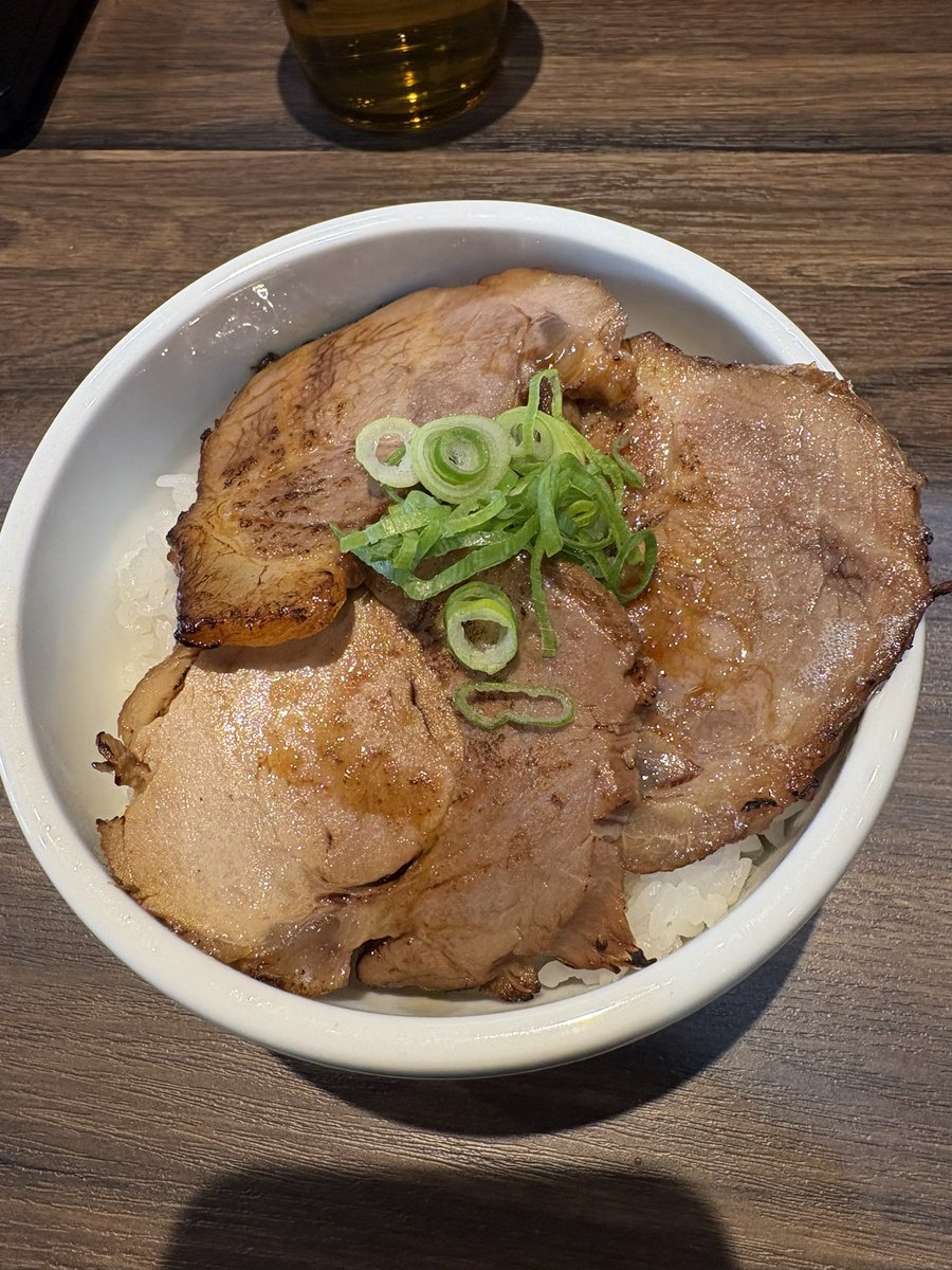 koitaro0806's tweet photo. 袋井愛野　鶏匠　朝
限定『津軽煮干中華』＆
チャーシュー丼
💁‍♂️うかがったら、鶏でしょと思ったてたが、券売機の上のPOPが気になってしまい、心変わり（次回は���で）麺持ち上げると、煮干しの香りが。スープも勿論美味しい😋丼も肉、タレ◎美味しゅうございました♪ https://t.co/KItDbr3yEu