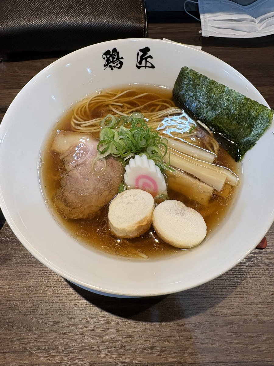 koitaro0806's tweet photo. 袋井愛野　鶏匠　朝
限定『津軽煮干中華』＆
チャーシュー丼
💁‍♂️うかがったら、鶏でしょと思ったてたが、券売機の上のPOPが気になってしまい、心変わり（次回は���で）麺持ち上げると、煮干しの香りが。スープも勿論美味しい😋丼も肉、タレ◎美味しゅうございました♪ https://t.co/KItDbr3yEu