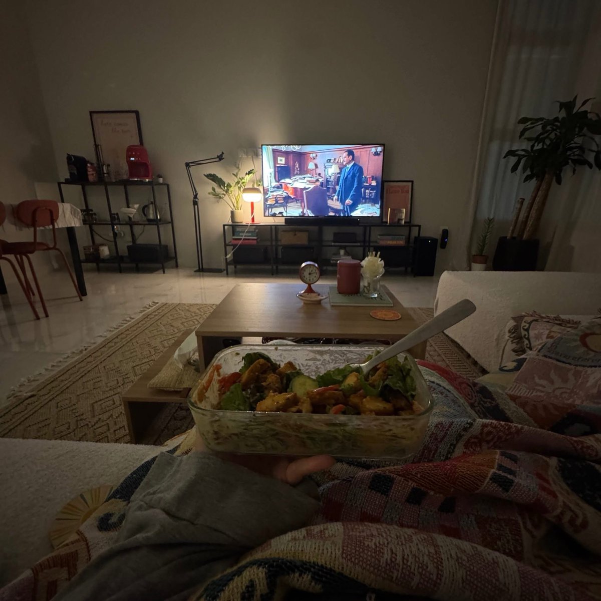 أحب البيتَ ، و أحبُّ يومًا لا أضطرُ فيه للخروجِ منه ..